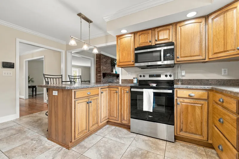 Kitchen and the breakfast peninsula